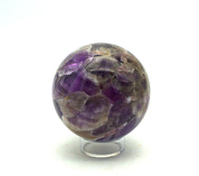 Lade das Bild in den Galerie-Viewer, O0473 Amethyst Kristall Kugel 6,5 cm.
