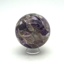 Lade das Bild in den Galerie-Viewer, O0473 Amethyst Kristall Kugel 6,5 cm.
