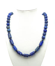 Lade das Bild in den Galerie-Viewer, P104 Lapislazuli Halskette facettiert
