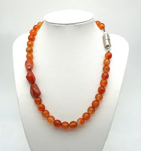 Lade das Bild in den Galerie-Viewer, P113 Karneol Halskette facettiert
