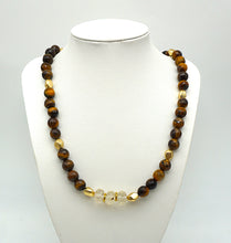 Lade das Bild in den Galerie-Viewer, P128 Halskette aus Tigerauge/Bergkristall, facettiert

