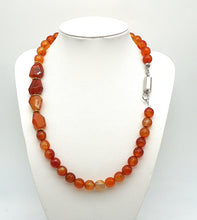 Lade das Bild in den Galerie-Viewer, P132 Karneol Halskette facettiert
