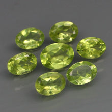 Lade das Bild in den Galerie-Viewer, E1061 Peridot Lot 5,60 ct.
