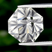 Lade das Bild in den Galerie-Viewer, E1021 Bergkristall OKtagon Cut 4,76ct.
