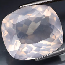 Lade das Bild in den Galerie-Viewer, E1154 Rosenquarz Top 21,60ct.
