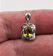 Lade das Bild in den Galerie-Viewer, S300 Silber 925 Anhänger mit Peridot und Kette
