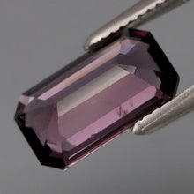 Lade das Bild in den Galerie-Viewer, E1052 Spinel violett
