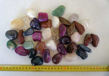 Lade das Bild in den Galerie-Viewer, T307 Trommelsteine groß 1 kg.
