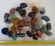 Lade das Bild in den Galerie-Viewer, T308 Trommelsteine groß 1 kg.
