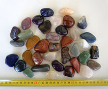 Lade das Bild in den Galerie-Viewer, T308 Trommelsteine groß 1 kg.
