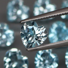 Lade das Bild in den Galerie-Viewer, E412 Topas blau 1,0ct.
