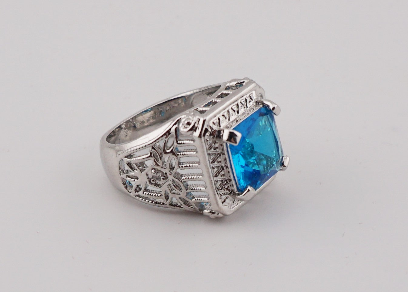 V114 Ring mit einem blauen Stein