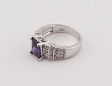 Lade das Bild in den Galerie-Viewer, V115 Ring mit violetten Stein
