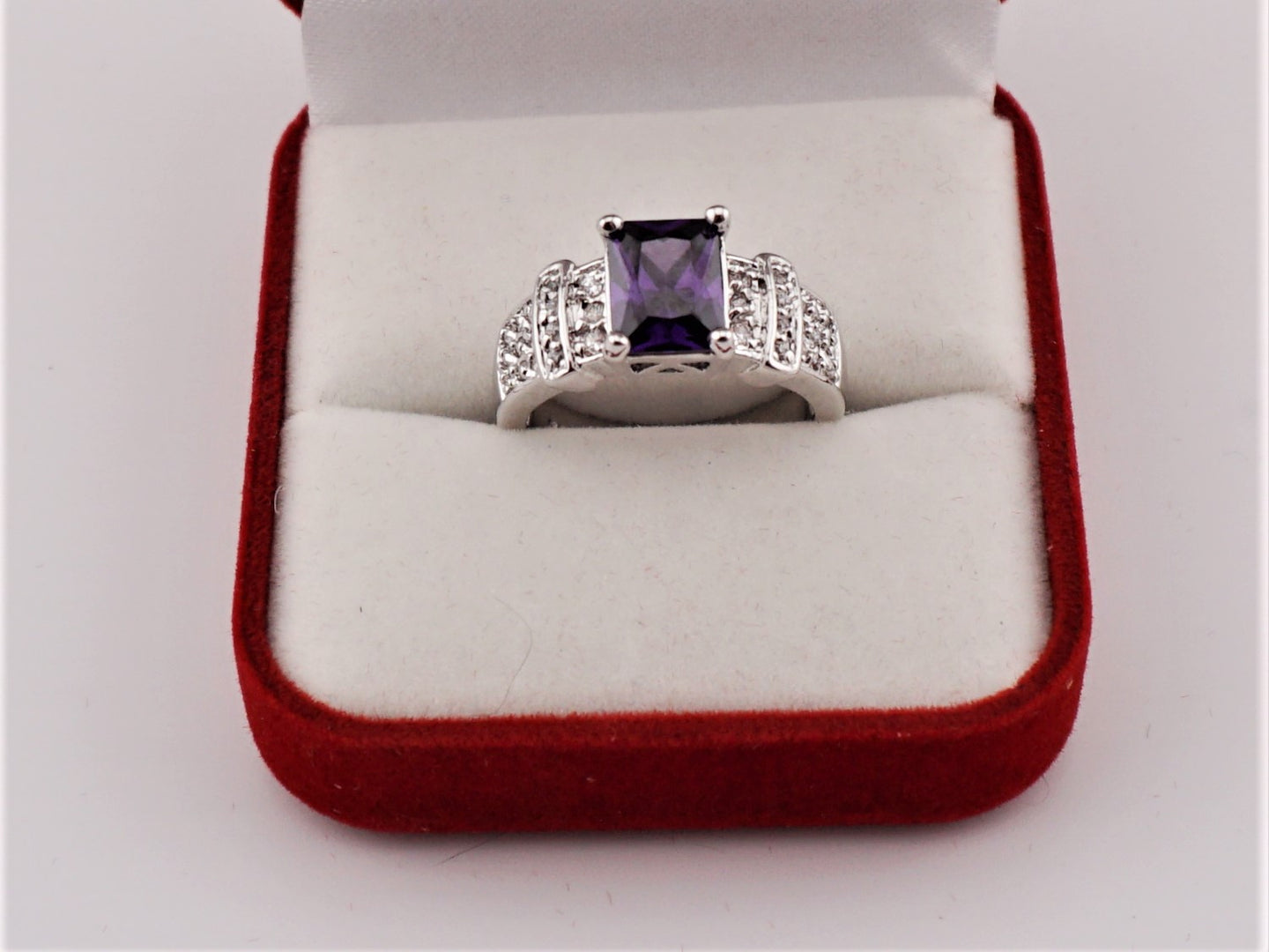 V115 Ring mit violetten Stein