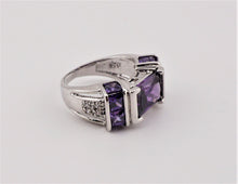 Lade das Bild in den Galerie-Viewer, V123 Ring mit violetten Steinen
