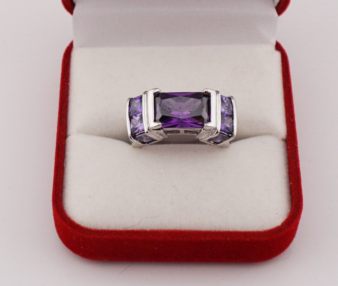 V123 Ring mit violetten Steinen