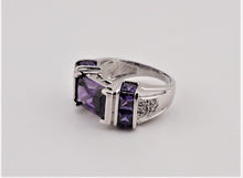 Lade das Bild in den Galerie-Viewer, V123 Ring mit violetten Steinen

