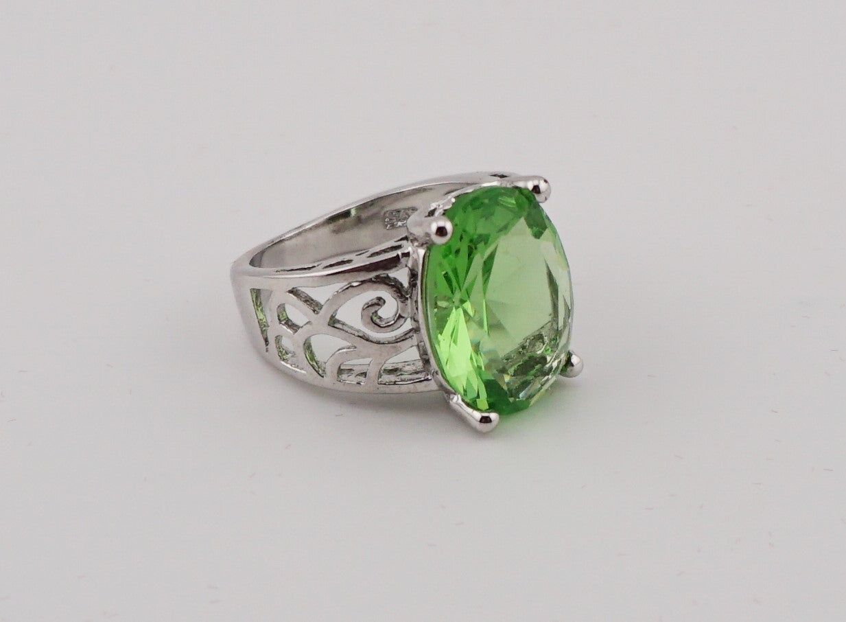 V141 Ring mit grünen Stein