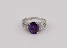 Lade das Bild in den Galerie-Viewer, V146 Ring mit violetten Stein
