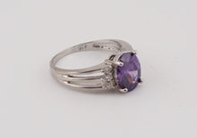 Lade das Bild in den Galerie-Viewer, V146 Ring mit violetten Stein
