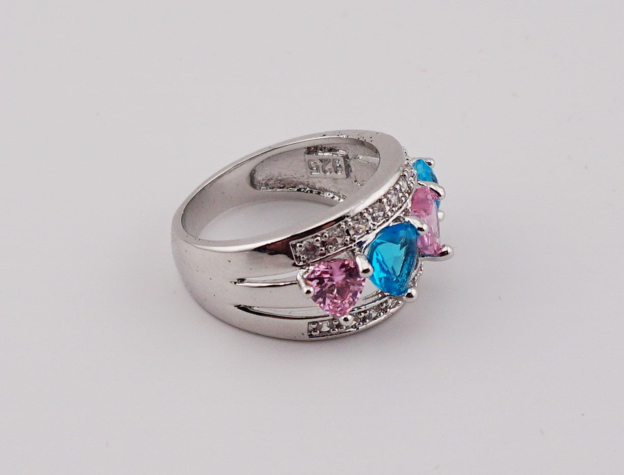 V148 Ring mit rosa und blauen Steine