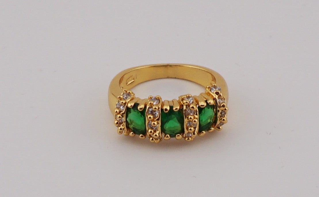 V151 Ring mit grüne Steine