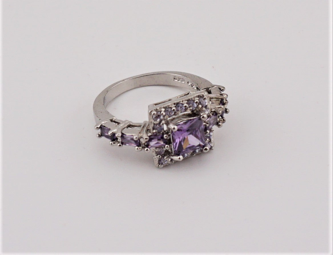 V159 Ring mit violetten Stein