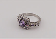 Lade das Bild in den Galerie-Viewer, V159 Ring mit violetten Stein
