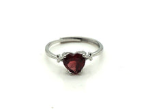 Lade das Bild in den Galerie-Viewer, V172 Ring mit Granat Herz
