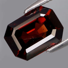 Lade das Bild in den Galerie-Viewer, E1143 Zirkon Imperial rot 1,93ct.
