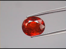 Laden und Abspielen von Videos im Galerie-Viewer, E1035 Spessartit Granat 4,58ct.
