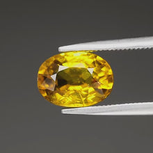 Laden und Abspielen von Videos im Galerie-Viewer, E521 Grossular gelb RAR 2,0ct.
