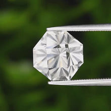 Laden und Abspielen von Videos im Galerie-Viewer, E1021 Bergkristall OKtagon Cut 4,76ct.
