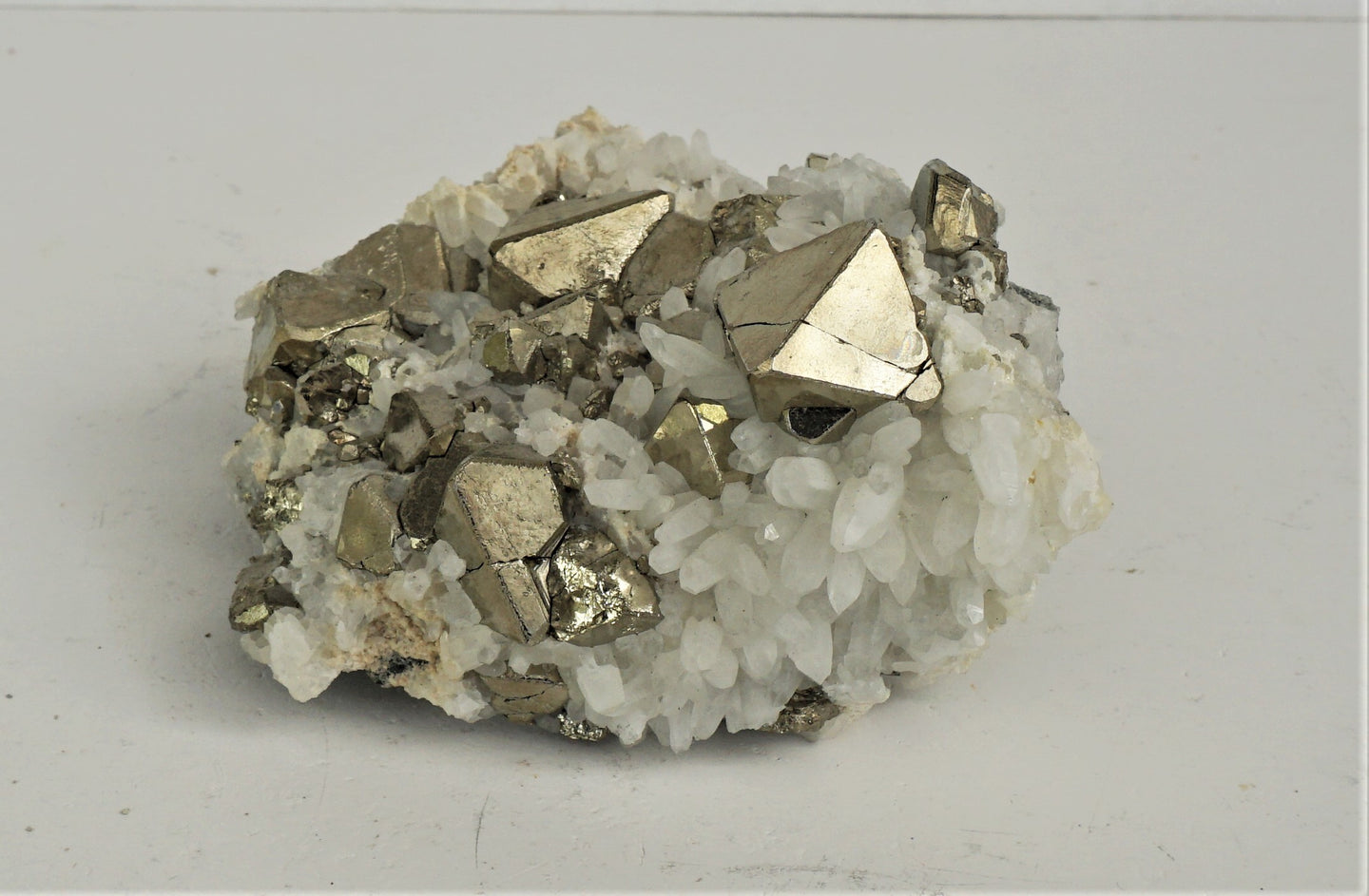 M707 Pyrit mit Bergkristall 0,50 kg.