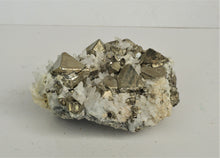 Lade das Bild in den Galerie-Viewer, M707 Pyrit mit Bergkristall 0,50 kg.
