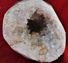 Lade das Bild in den Galerie-Viewer, M169 Geode mit Apophylit und Stilbit Top
